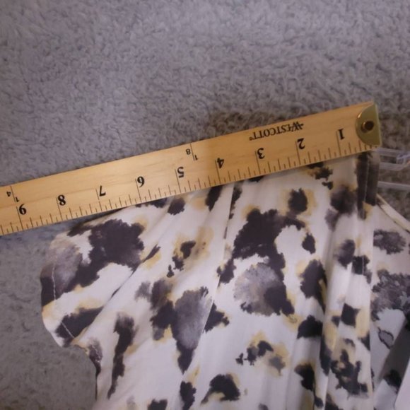 Love Fire Womens Skirted Romper White Yellow Animal Print Cheetah V Neck L New - Picture 5 of 10